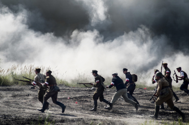 Żołnierze Armii Krajowej podczas walk z okupantem niemieckim.