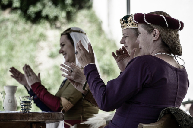 Damy oklaskujące rycerzy podczas turnieju.