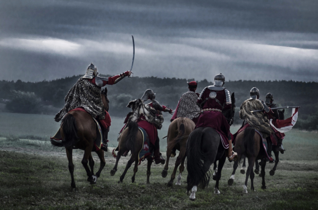 Husaria na koniach podczas bitwy.