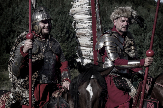 Husarze z kopiami w rękach podczas Juromanii w Rabsztynie.