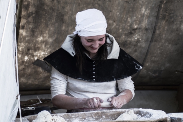 Kucharka wyrabiająca ciasto.