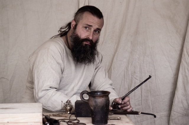 Rzemieślnik podczas pracy.