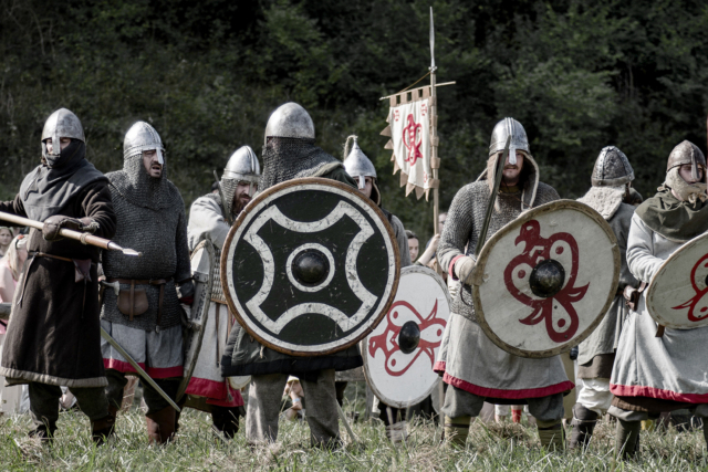 Uzbrojeni woje przed walką.