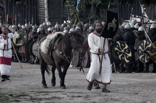 Żerca podczas obrzędu z koniem.