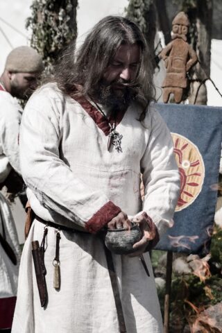 Żerca podczas obrzędu.