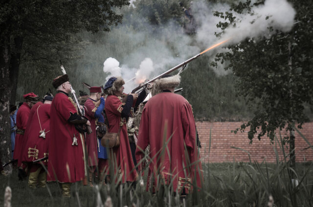 Szturm Twierdzy Zamość Wojsko polskie strzela z muszkietów.