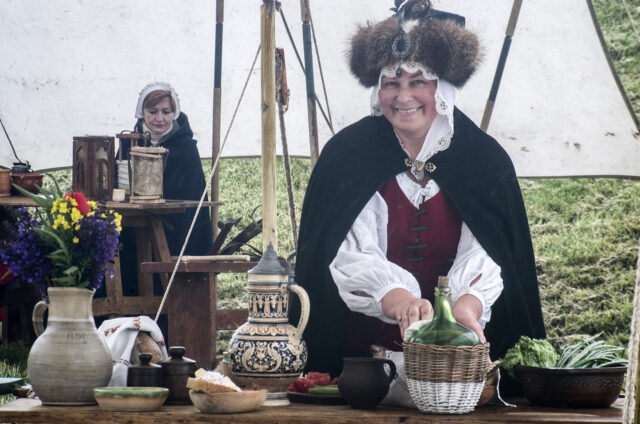 Dama-obozowisko Dama przygotowująca posiłek w obozowisku.