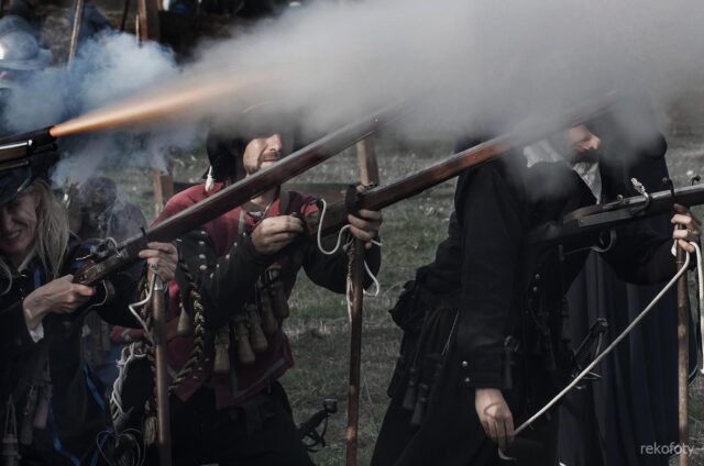 Szwedzcy muszkieterowie podczas ostrzału zamku