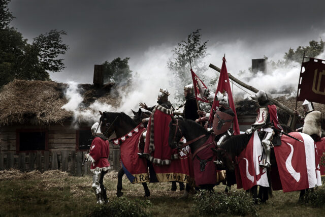 Jagiełło na koniu ze świtą.