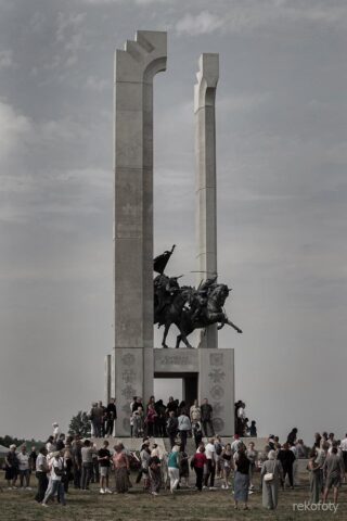 Pomniku Chwały Kawalerii i Artylerii Konnej w Wolicy Śniatyckiej.