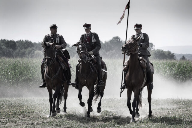 Trzech Ułanów na koniach.